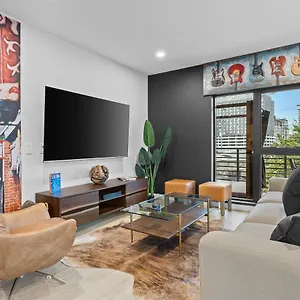 Skyline View, Pool, Gym, Balcony's, Walk To Bway! Apartment